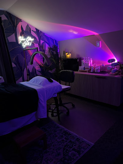 Eccentric Glow Skin Therapy