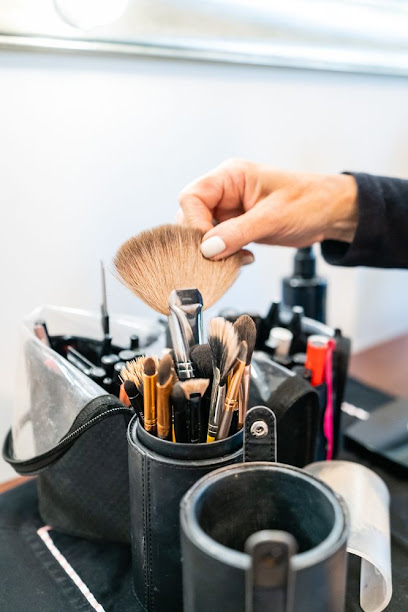 eyelash makeup artist